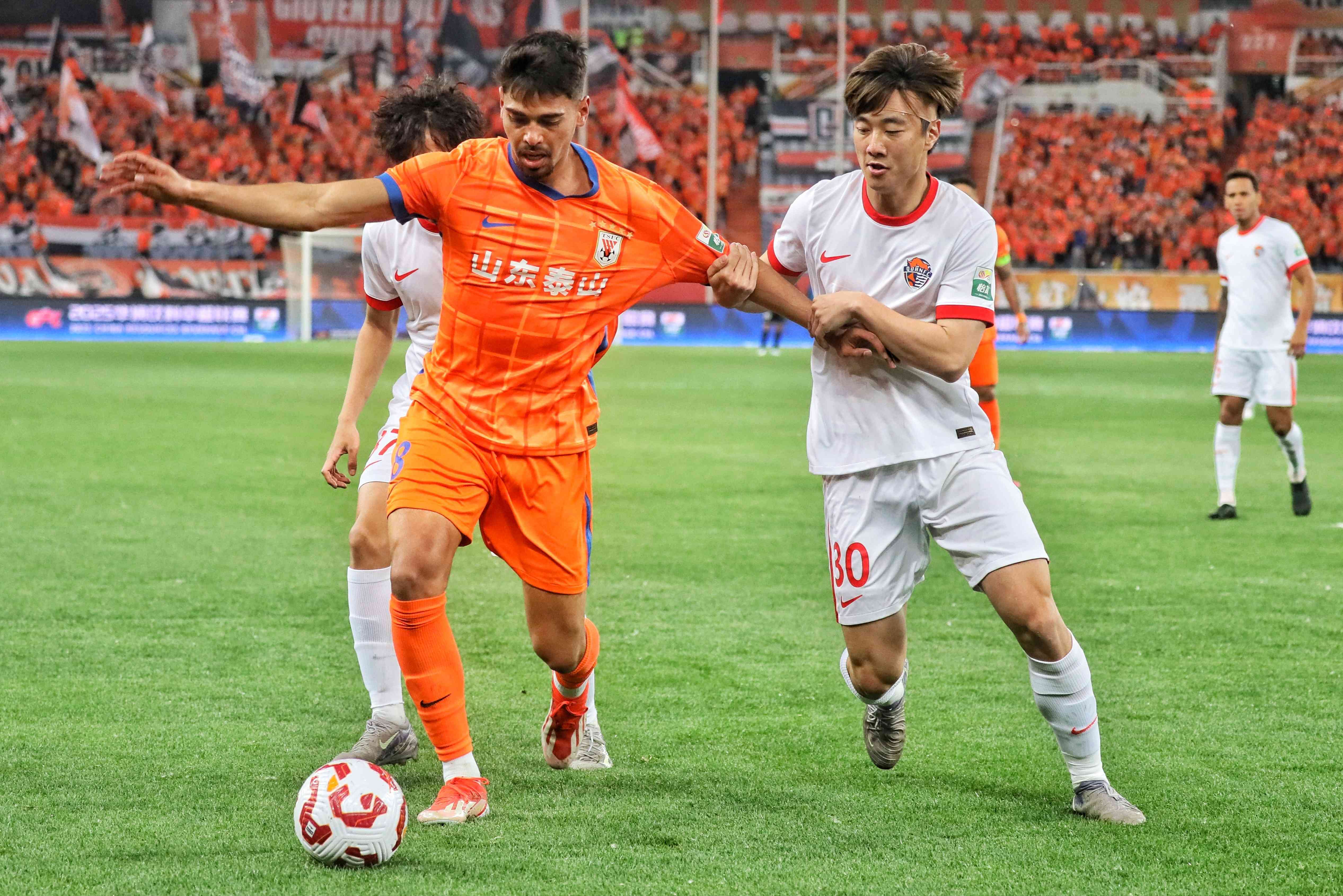 九游体育官方网站今夜突围战来临，山东泰山围绕欧篮联绝杀压哨，话题不断，更衣室氛围转暖的简单介绍